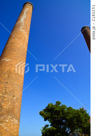 青空に聳え立つレンガの煙突 青空に聳え立つレンガの煙突 2183251