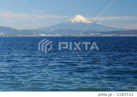 駿河湾越しに見る富士山 2183532