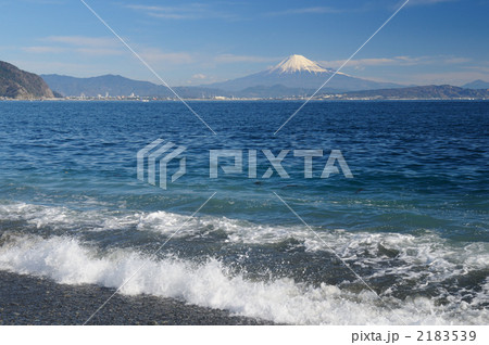 駿河湾越しに見る富士山 2183539