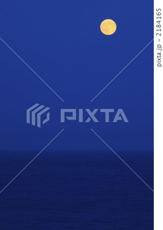 海の水平線から昇る 満月 実写 海の水平線から昇る 満月 実写 2184165
