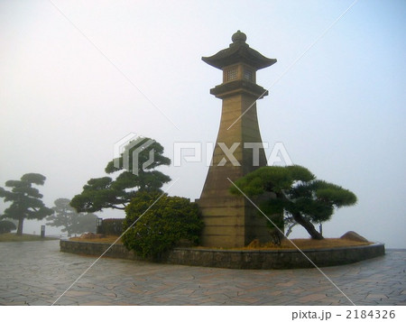 〈島根県〉霧の宍道湖畔　青柳楼の大燈籠 2184326