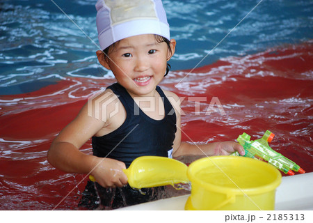 プールで水遊び プールで水遊び 2185313