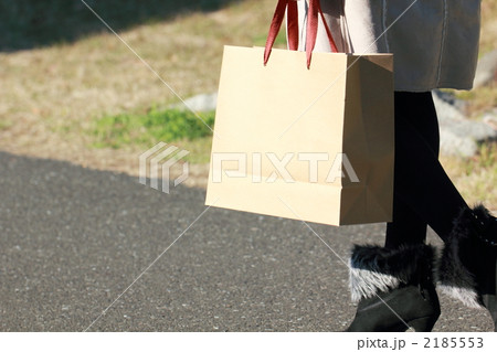女性1人 (日常 買物 冬 SALE バーゲン セール ショッピング) 女性1人 (日常 買物 冬 SALE バーゲン セール ショッピング) 2185553
