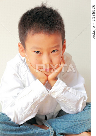 睨む男の子 2186926