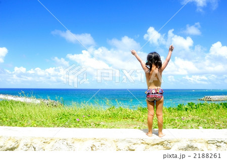 与論島の海をみて喜ぶ子供 2188261