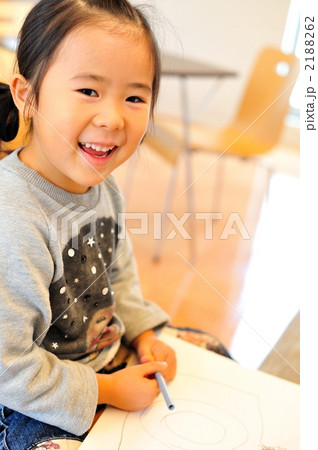お絵描きをする幼稚園児 2188262