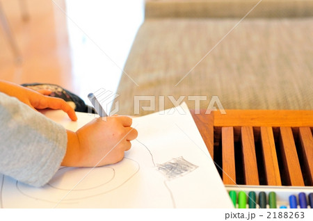 お絵描きをする幼稚園児 2188263