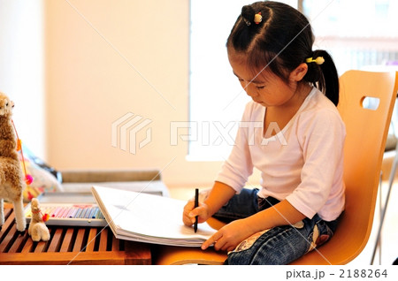 お絵描きをする幼稚園児 2188264