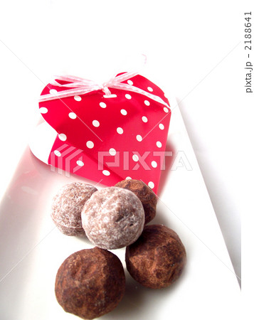 バレンタインのハートとトリュフチョコレート バレンタインのハートとトリュフチョコレート 2188641
