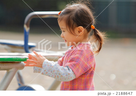 公園で遊ぶ2歳の女の子 公園で遊ぶ2歳の女の子 2188647