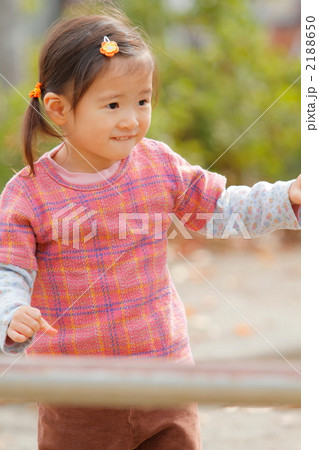 公園で遊ぶ2歳の女の子 公園で遊ぶ2歳の女の子 2188650