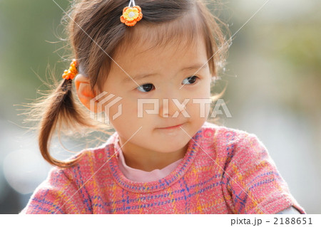 公園で遊ぶ2歳の女の子 公園で遊ぶ2歳の女の子 2188651