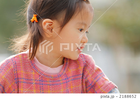 公園で遊ぶ2歳の女の子 2188652