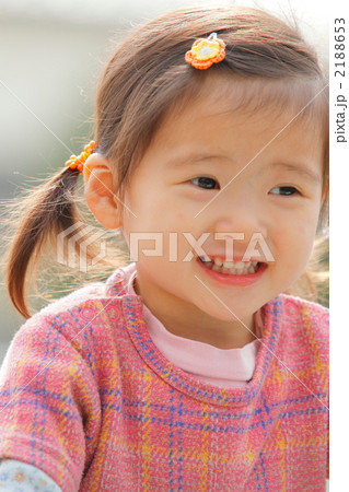 公園で遊ぶ2歳の女の子 2188653
