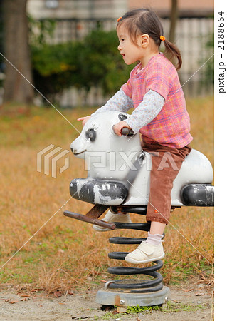 公園で遊ぶ2歳の女の子の写真素材