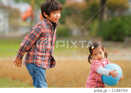 公園で遊ぶ兄妹 公園で遊ぶ兄妹 2188704