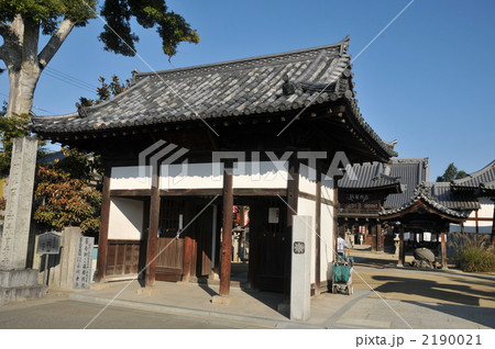 【四国八十八ヶ所】第五十三番　朝の圓明寺山門　愛媛県松山市 2190021