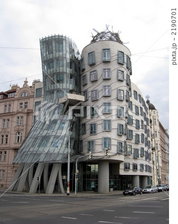 チェコのプラハにあるダンシング・ビル 2190701