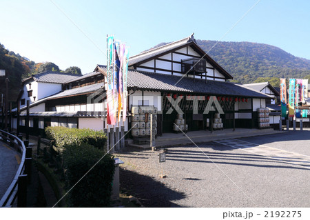 香川県仲多度郡琴平町、旧金比羅大芝居金丸座、背後は象頭山 2192275