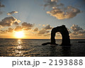 奥尻島鍋釣岩と朝日 2193888