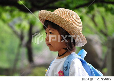 麦わら帽子 女の子 ポートレートの写真素材