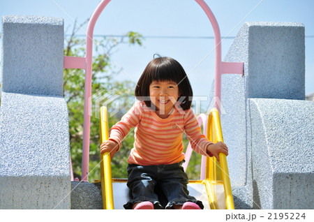 公園の滑り台で遊ぶ女の子 2195224