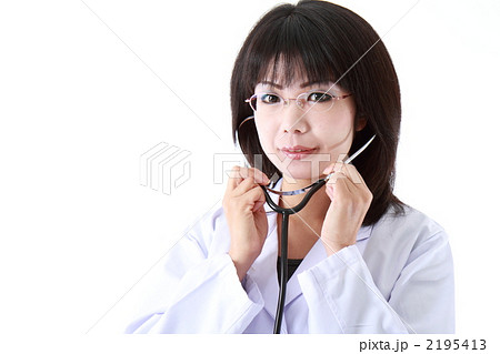 聴診器を持つ女医 2195413