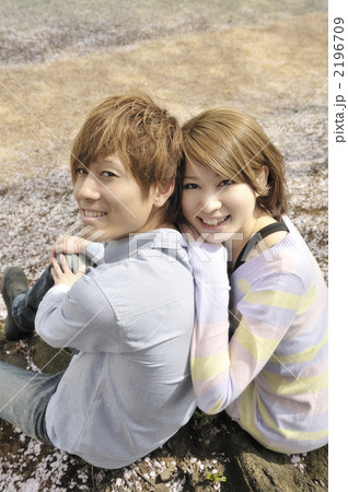 土手に座る若いカップル 土手に座る若いカップル 2196709