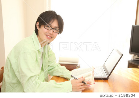 英語の勉強をする若者 2198504