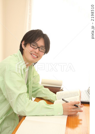 英語の勉強をする若者 2198510