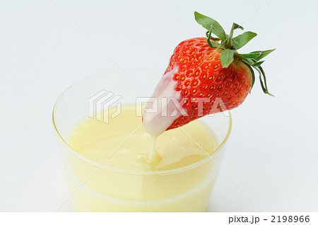 コンデンスミルクを付けた苺のアップ 2198966