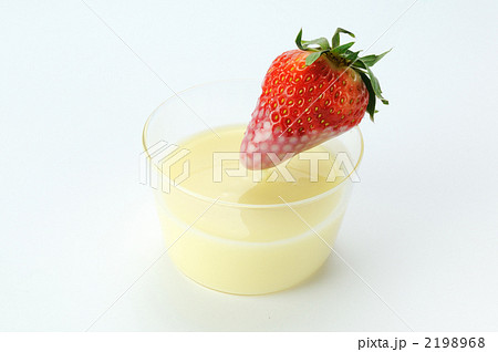 コンデンスミルクを付けた苺 2198968
