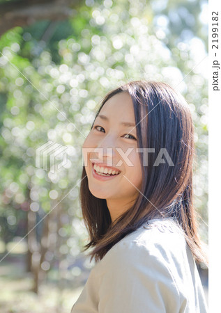 笑顔の20代女性(屋外) 笑顔の20代女性(屋外) 2199182