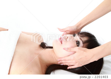 エステを受ける女性 エステを受ける女性 2201403