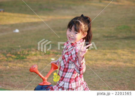 女の子　公園 2201565