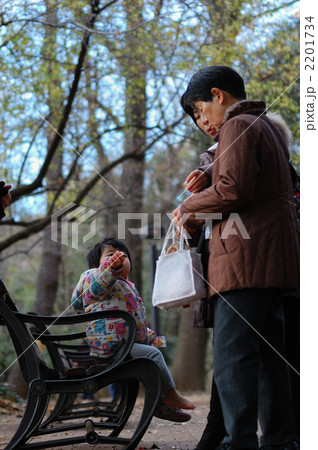 森の中でおやつタイム 2201734