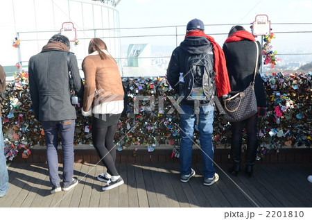 ソウルタワーで愛の鍵をつける恋人達 2201810