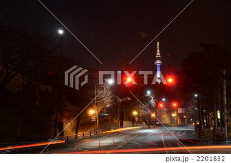 月夜のソウルタワーのライトアップ 月夜のソウルタワーのライトアップ 2201832