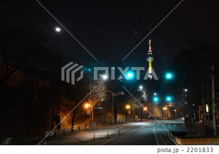 月夜のソウルタワーのライトアップ 月夜のソウルタワーのライトアップ 2201833
