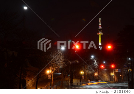 月夜のソウルタワーのライトアップ 月夜のソウルタワーのライトアップ 2201840