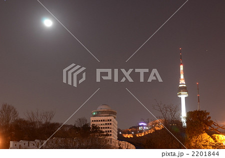 月夜のソウルタワーのライトアップ 2201844