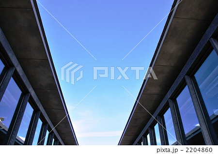 サーフェースのエッジと青空 2204860