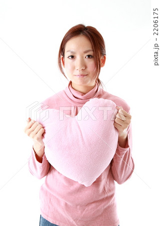 ハートを持つ女性 2206175