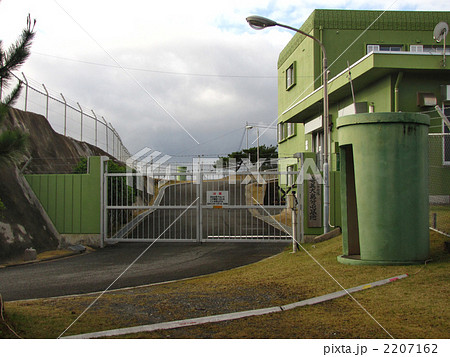 航空自衛隊奄美大島分屯基地の門 2207162