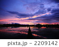水田に写る夕焼け 2209142