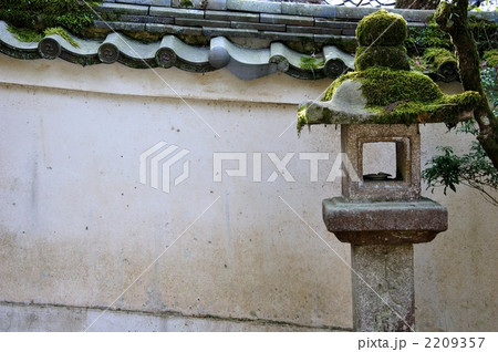 苔生す灯篭と漆喰塀 2209357