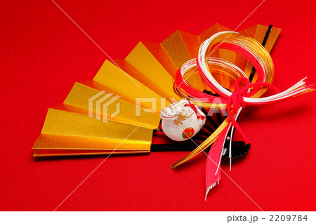 金の扇と辰の置物　横　2012年 2209784