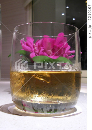 シンガポール出張の夜、ウイスキーのロックグラスと花 2210107