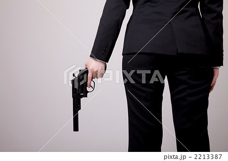 拳銃を持った女性の手元 拳銃を持った女性の手元 2213387