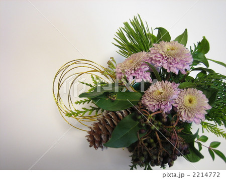 フラワーアレンジメント ピンクの花 松 松ぼっくり の写真素材 フラワーアレンジメント ピンクの花 松 松ぼっくり の写真素材